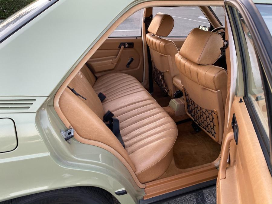 Интерьер Mercedes-Benz 190 D (W124) 1984 года  (NA) (фото 112 из 240)